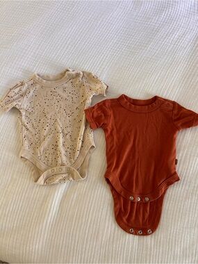 Goumi x Babylist Cream Speckle & Rust Short-Sleeve Baby Bodysuits